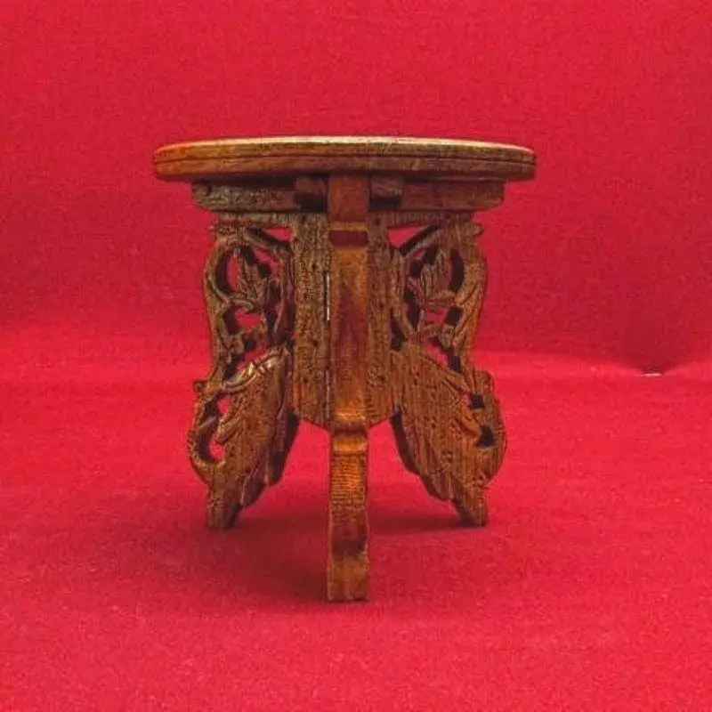 Handcrafting Mini Table Display Stand 1